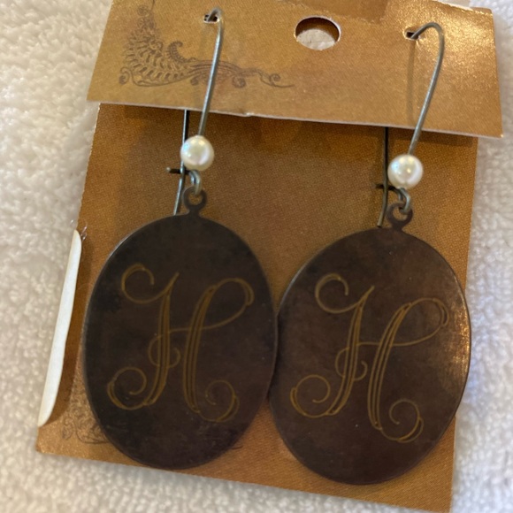 Engraved “H” earrings - Picture 2 of 5